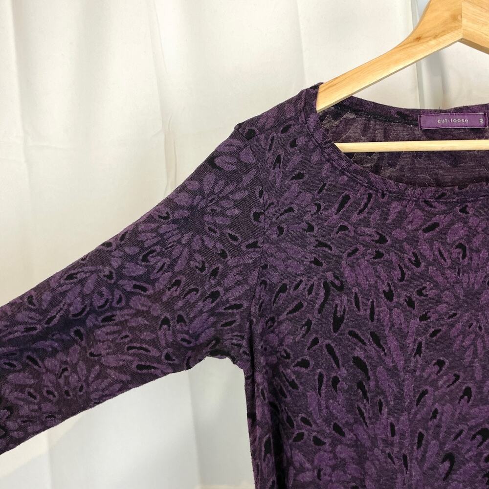 CUT LOOSE Size M Floral Tunic Top 3/4 Sleeve Asymmetric Hem Stretch Knit Purple - Picture 4 of 8